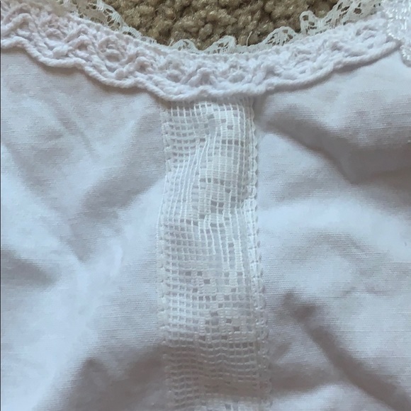 Cute white top! - Picture 3 of 4